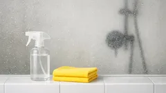 Zo krijg je dof doucheglas weer helder met azijn en afwasmiddel