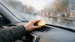 Beslagen autoruiten? Zo ontwasem je snel met ventilatie, airco en buitenlucht