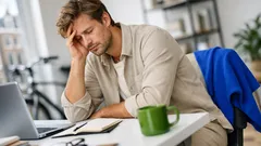 Altijd beige? Zo kan een neutrale look je energie en focus stiekem dempen